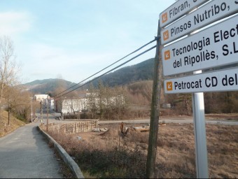 El polígon de Cal Gat, a la sortida cap a Ripoll de Sant Joan de les Abadesses, ara té una accessibilitat millor J.C