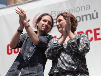 Pablo Iglesias, de Podemos, i Ada Colau en un miting a Barcelona.  ARXIU /ELISABETH MAGRE