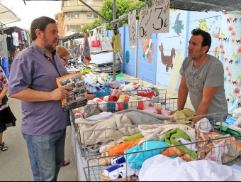 Oriol Junqueras fent campanya ahir al mercat de Sant Vicenç dels Horts com a candidat a la reelecció JUANMA RAMOS