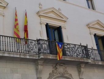 La façana de la seu del Consell Comarcal de l'Alt Empordà , on es manté l'estelada al balcó. El PP ha demanat que la retirin. ESTEVE CARRERA