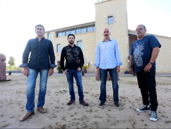 Els quatre candidats que es presenten al municipi de Vilablareix, just al davant del centre cultural de Can Gruart. A l'esquerra, Josep Boschdemont (CiU), Ivan Prieto (PP), David Mascort (ERC) i Pitu Garcia (PSC) QUIM PUIG