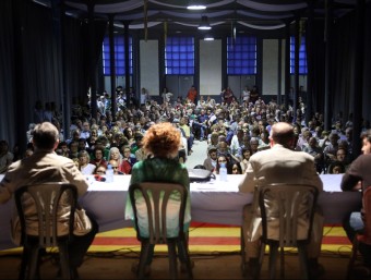 La sala polivalent de la Burés estava a vessar per escoltar el debat entre els quatre candidats a l'alcaldia d'Anglès QUIM PUIG