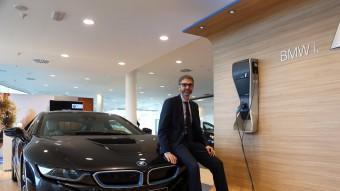 César Gil mostra una de les estrelles de Barcelona Premium, el nou BMW i8.  QUIM PUIG