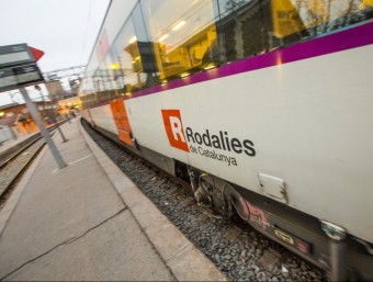 Imatge d'arxiu d'un tren de la línia R3 a l'estació de Montcada ALBERT SALAMÉ