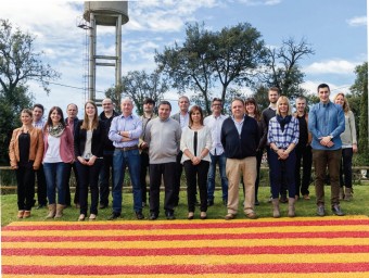 Una foto de la llista de CiU. El jutge de pau, amb ulleres, és darrere de l'alcaldessa, la quarta per la dreta, a primera fila