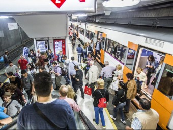 Un tren a la plaça Catalunya JOSEP LOSADA/ARXIU