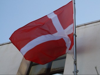 L'alcaldessa de Sant Pol de Mar ha respost a la prohibició de la Junta Electoral amb l'exhibició de la bandera danesa