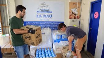 Voluntaris de La Nau preparant ahir productes solidaris de neteja i higiene JUANMA RAMOS