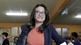 La diputada de la coalició Compromís i la política valenciana més valorada, Mónica Oltra votant. EL PUNT AVUI