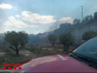 Imatge de l'incendi proper a la via del tren aquest dissabte ACN