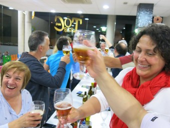 Una imatge de la celebració del GMI de diumenge a la nit, amb Cristina Mundet, la nova alcaldessa, a la dreta EL PUNT AVUI