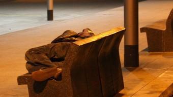 Una persona dormint al carrer a Sants ACN