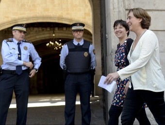 Colau i la número tres de BComú, l'ecosocialista Laia Ortiz, ahir a les portes de l'Ajuntament j. lago / afp