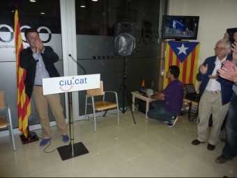 Miquel Noguer adreçant-se als simpatitzants de CiU de Banyoles, la nit electoral. R. E.
