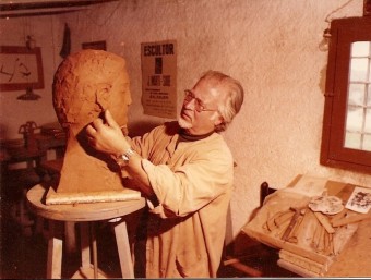 Una imatge de l'escultor Josep Martí-Sabé, en el seu taller, treballant FONS MARTÍ-SABÉ