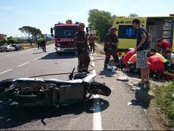 Efectius dels Bombers i del SEM treballen en l'accident d'una moto i un turisme a Sant Gregori, aquest divendres al matí ACN