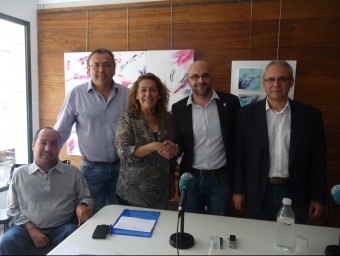 D'esquerra a dreta Ivan Aranda (ERC), Lluís Llovet (ERC), Blanca Arbell (ERC), Jesús Marín (CiU) i Laureà Gregori (CiU) ahir a Canet. T.M