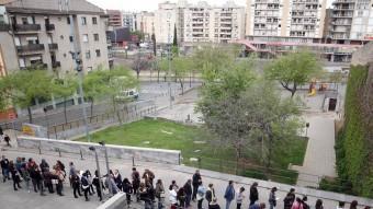 La cua d'entrada del Centre Cultural la Mercè de Girona per participar en el rodatge de la segona part de “Ocho apellidos vascos”. JORDI RIBOT / ICONNA