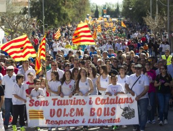 Milers de persones es van manifestar a Amposta el passat 19 d'abril per defensar les festes amb bous. JOSÉ CARLOS LEÓN /ARXIU