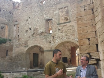 El president de la Diputació, a la dreta, de visita al castell de Maldà, a l'Urgell. Diputació de Lleida