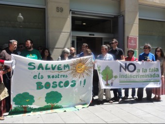Protesta dels ecologistes ahir abans de l'entrada a la reunió a Tarragona A.P