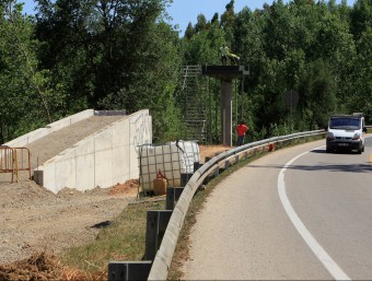 Una imatge d'ahir de la rampa i del pilar de suport més proper a Santa Coloma Residencial. D'aquí a uns dies, un pont permetrà creuar la C-63 i accedir a la urbanització des del nucli JOAN SABATER