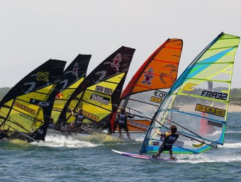 Competició de surf de vela a la badia de Roses J. CARTER