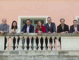 D'esquerra a dreta, els candidats d'AVVIC, PSC, PP, Movem, CiU, Castelldefels Sí Pot i ERC MARTA PÉREZ