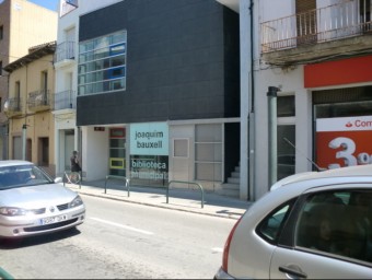 Una imatge de la façana de la biblioteca Joaquim Bauxell d'Anglès, al carrer Indústria. L'ajuntament en funcions va decidir fer-hi diumenge jornada de portes obertes EL PUNT AVUI