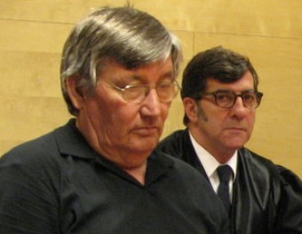 L'acusat, ahir durant el judici, amb el seu advocat, Carles Monguilod Ò. PINILLA