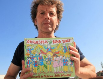 Miquel Rabert amb una mostra del còmic que ha il·lustrat JOAN SABATER