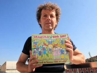 Miquel Rabert amb una mostra del còmic que ha il·lustrat JOAN SABATER