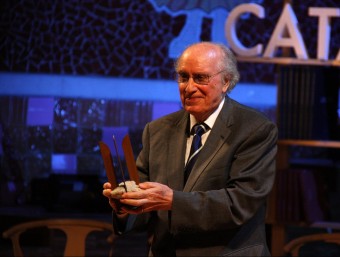 Joan Veny, amb el Premi d'Honor de les Lletres Catalanes, ahir al Palau de la Música ACN