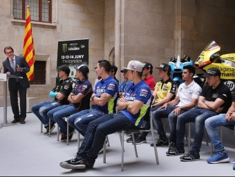 Artur Mas dirigint-se als pilots catalans que competiran el cap de setmana al Circuit Barcelona-Catalunya JORDI BEDMAR