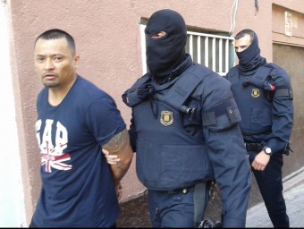 Els Mossos d'Esquadra s'enduen detingut un dels presumptes membres de la banda a Santa Coloma de Gramenet ACN