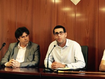 L'exalcalde Pere Vila (CiU) i l'alcalde actual Guillem Cusí (ERC), de costat al ple de constitució de l'ajuntament, el 13 de juny passat. G.PLADEVEYA