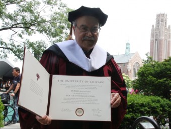 El conseller d'Economia i Coneixement, Andreu Mas-Colell, mostra el doctorat honoris causa que li acaba d'entregar la Universitat de Chicago ACN