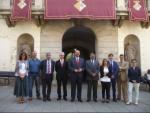 El nou govern municipal de Mataró format per regidors del PSC i de CiU, al centre amb barba i corbata vermella l'alcalde David Bote (PSC). Falta Marisa Merchán (PSC). T.M