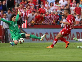 Pere Pons davant del porter del Saragossa Bono en el moment de fer la rematada que finalitzava un bon contraatac del Girona MANEL LLADÓ