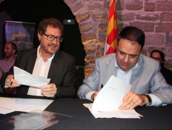 Els caps de llista d'ERC i CiU a Manresa, Pere Culell i Valentí Junyent, signant l'acord d'investidura ACN