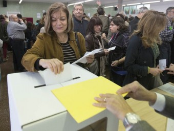 Catalans votant durant el 9-N JOSEP LOSADA