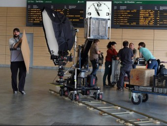 Els tècnics de la pel·lícula, acabant de muntar el set de rodatge al vestíbul de l'estació, ahir al matí LLUÍS SERRAT
