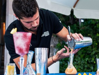 Manel Vehí, preparant un còctel