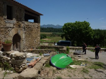 La façana de can Fàbrega i uns agents dels Mossos mentre examinaven ahir l'exterior RAMON ESTÉBAN