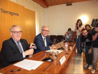 Josep Poblet i Josep Fèlix Ballesteros, ahir a la tarda, en el moment de signar l'acord JUDIT FERNÀNDEZ