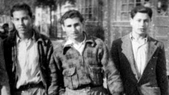 El jove Arcos, a la dreta, amb  ELS SEUS COMPANYS DE ABEL PAZ I LIBERTO SARRAU ARXIU