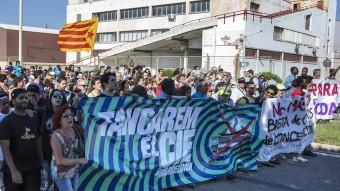 Diferents pancartes encapçalaven la manifestació al CIE de la Zona Franca JOSEP LOSADA