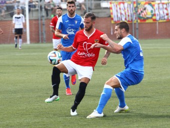 Ávaro controla la pilota en el partit de tornada contra el San Fernando JOSÉ CARLOS LEÓN