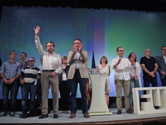 Mas and his number two Josep Rull applaud the audience at yesterday's event in Molins de Rei J M RAMOS FERNANDEZ