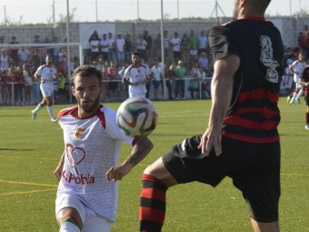 Álvaro Fernández fa una centrada en l'anada al camp del Gerena ESTADIO DEPORTIVO